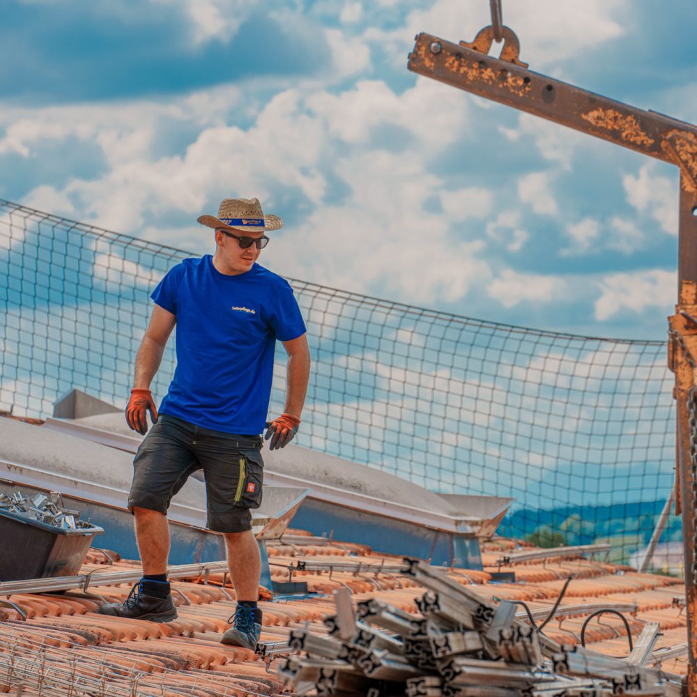 Kran + Mitarbeiter Kran + Mitarbeiter