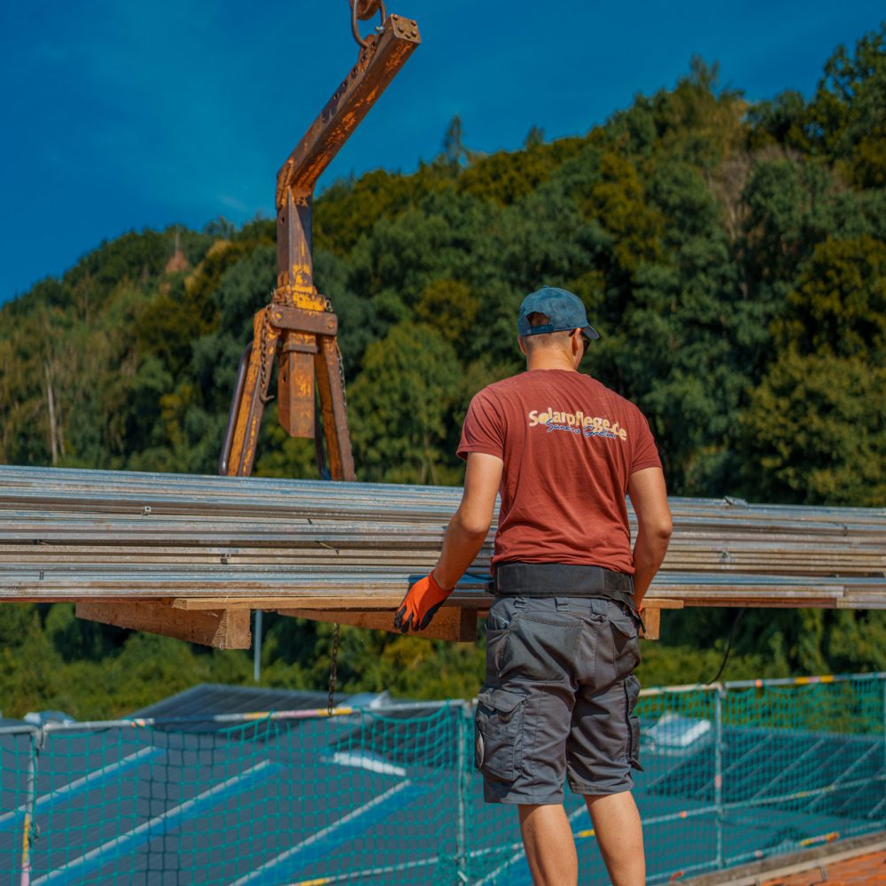 Mitarbeiter + Kran Mitarbeiter + Kran